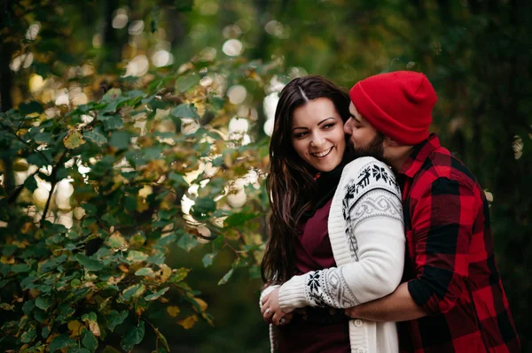 Liefhebbers knuffelen in de natuur — Stockfoto