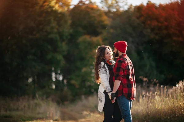 Amantes abrazándose en la naturaleza — Foto de Stock