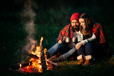 sevenler gece kamp ateşi etrafında