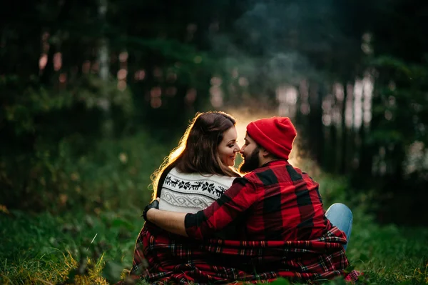 Älskare runt lägerelden på kvällen — Stockfoto