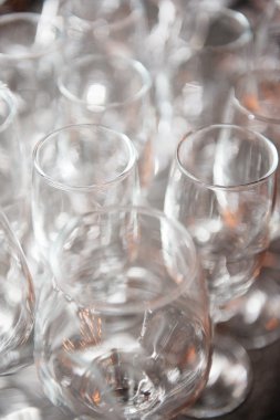  çok fazla boş şarap bardakları