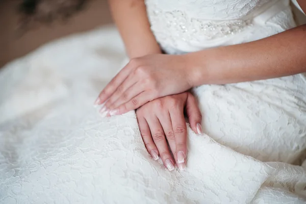 Крупним планом руки нареченої — стокове фото