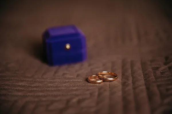 Anillos de boda en caja —  Fotos de Stock