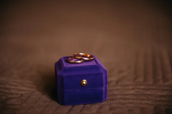 Anillos de boda en caja — Foto de Stock