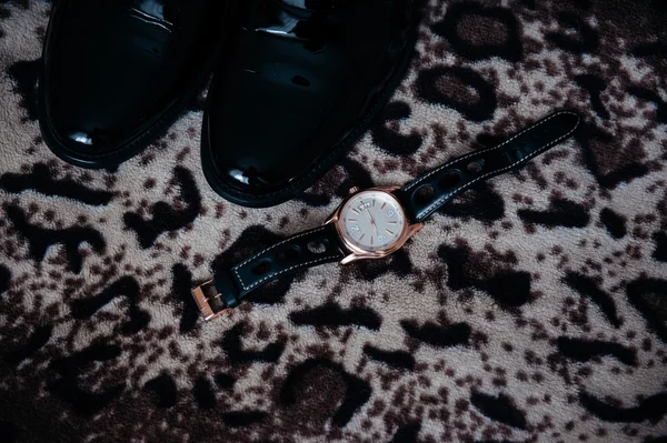 Herrenschuhe und Armbanduhren — Stockfoto