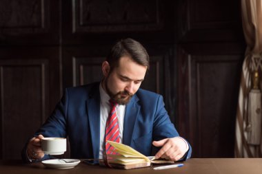 işadamı veya yazar, onun günlük not defterinde notlar yapma