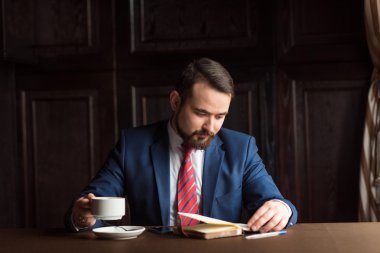 işadamı veya yazar, onun günlük not defterinde notlar yapma