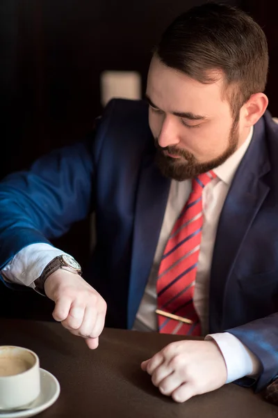 Geschäftsmann schaut auf die Uhr — Stockfoto