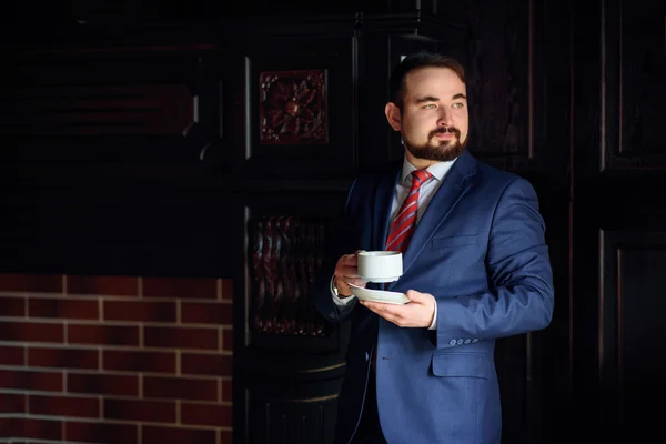 Rico exitoso hombre guapo en un traje de beber café Fotos de stock