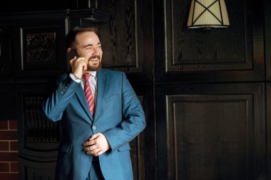 İş adamı telefonda konuşuyor.