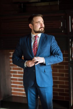 işadamı kıyafetleri ofis düzeltir