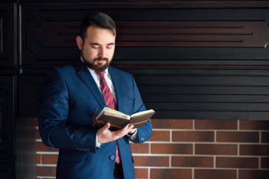 işadamı veya yazar, onun günlük not defterinde notlar yapma