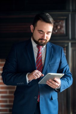 işadamı tablet üzerinde çalışan Office