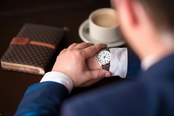 Бізнесмен дивиться на годинник Ліцензійні Стокові Фото