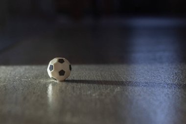 Karanlık zeminde loş ışıklandırmalı mini futbol topu