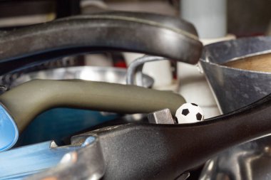 Tencereler arasında küçük bir futbol topu