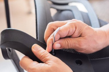 Ofis sandalyesinde Bristol anahtarı kullanarak destek ünitesini ayarlamak. Evde elle yapılan görev