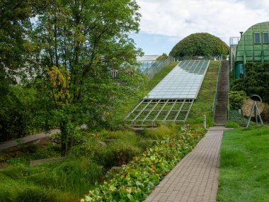 Polonya 'daki Varşova Üniversitesi Kütüphanesi' nin çatısında güzel bir bahçesi olan çevre dostu bir bina.