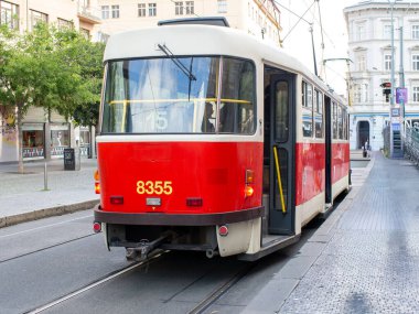 Avrupa şehir merkezinden geçen klasik kırmızı tramvay.
