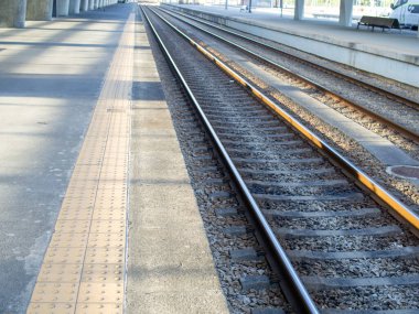 Tren raylarının Birleştirilmesi Geleceğin Seyahat ve İlerlemesini Sembolize Ediyor