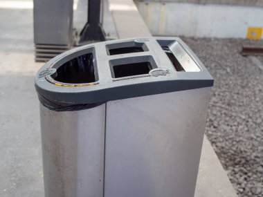 Modern Tren İstasyonunda Çöp Ayrıştırma ve Geri Dönüşüm Konteynırları