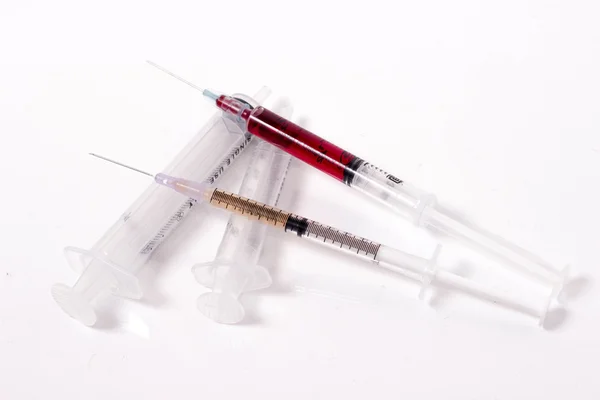 Bloed- en vaccinbanken in de injectiespuit geïsoleerd — Stockfoto