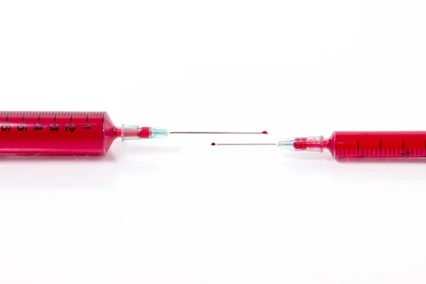 주사기와 끝에 혈액 — 스톡 사진