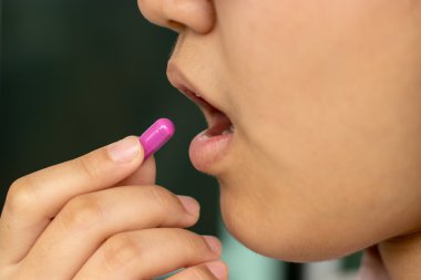 şırınga, kaşık ve toz ilaç