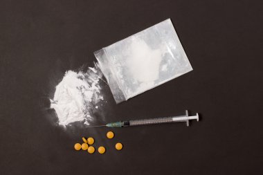 şırınga ve uyuşturucu, üstten görünüm