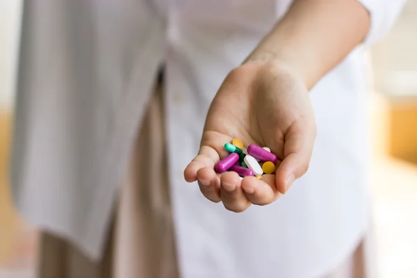 Jeringa, cuchara y medicamento en polvo — Foto de Stock