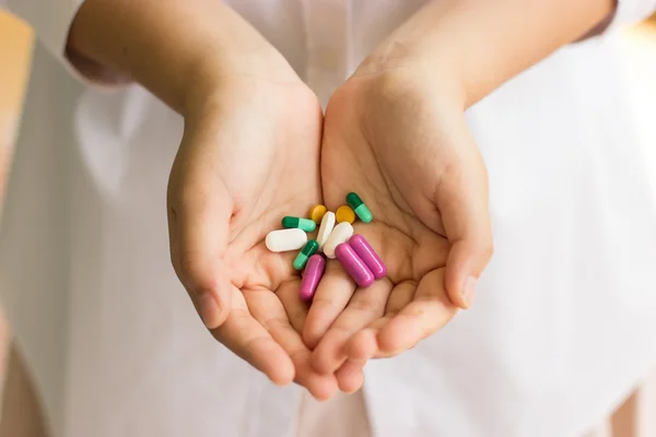 Jeringa, cuchara y medicamento en polvo — Foto de Stock