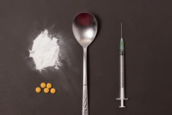 Jeringa, cuchara y medicamento en polvo — Foto de Stock