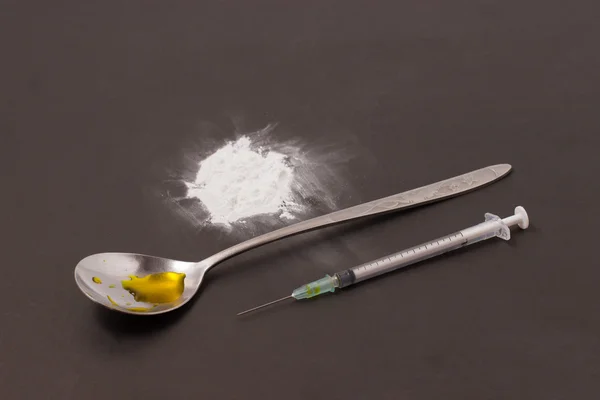 Jeringa, cuchara y medicamento en polvo — Foto de Stock