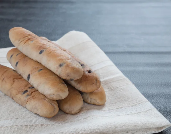 Kumaş üzerine kuru üzüm ekmek — Stok fotoğraf