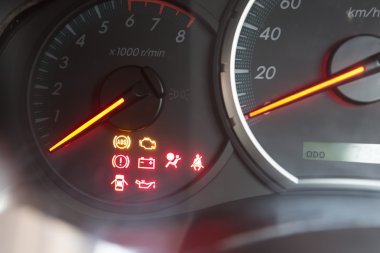 Siyah arka plan üzerinde araba çizgi panoları motor metre, uyarı sembolü, set