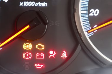 Siyah arka plan üzerinde araba çizgi panoları motor metre, uyarı sembolü, set