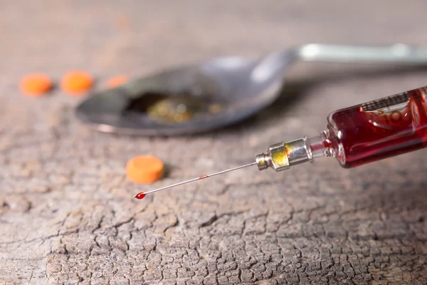 Drogenspritze Mit Blut Amphetamintabletten Und Gekochtem Heroin Einem Löffel Auf — Stockfoto