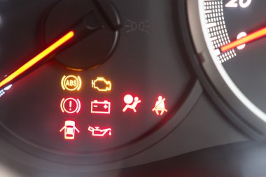 Siyah arka plan üzerinde araba çizgi panoları motor metre, uyarı sembolü, set