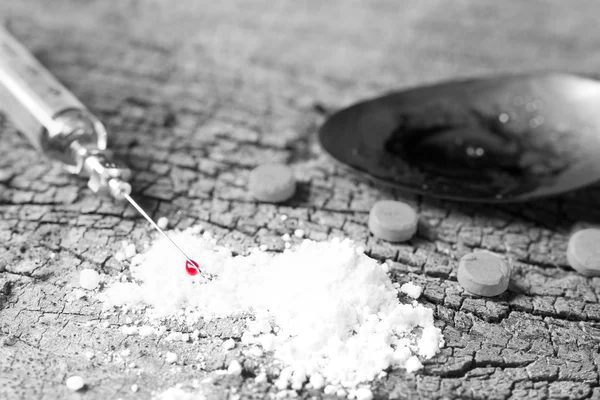 Drogenspritze Mit Blut Amphetamintabletten Und Gekochtem Heroin Einem Löffel Auf — Stockfoto