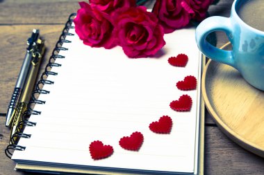 Kırmızı kalpli günlük notu (Düzenleyici, ajanda, kitap, günlük)