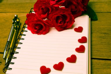 Kırmızı kalpli günlük notu (Düzenleyici, ajanda, kitap, günlük)