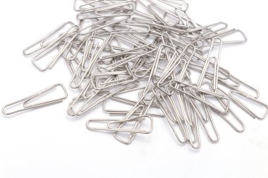 Beyaz arkaplandaki klipleri toplar