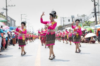 Yasothorn, Tayland-16 Mayıs: Kimliği belirsiz dansçılar, 'Boon Bang Fai' adlı Roket Festivali 'nde 14 Mayıs 2016' da Tayland 'ın başkenti Tayland' da düzenlenen pirinç fabrikası sezonunda bol yağmur kutlamasında gösteri yaptılar.