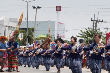 Yasothorn, Tayland-16 Mayıs: Kimliği belirsiz dansçılar, 'Boon Bang Fai' adlı Roket Festivali 'nde 14 Mayıs 2016' da Tayland 'ın başkenti Tayland' da düzenlenen pirinç fabrikası sezonunda bol yağmur kutlamasında gösteri yaptılar.