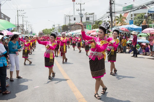 Yasothorn, Tayland-16 Mayıs: Kimliği belirsiz dansçılar, 'Boon Bang Fai' adlı Roket Festivali 'nde 14 Mayıs 2016' da Tayland 'ın başkenti Tayland' da düzenlenen pirinç fabrikası sezonunda bol yağmur kutlamasında gösteri yaptılar.