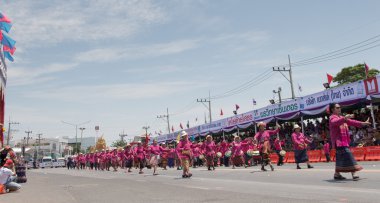 Yasothorn, Tayland-16 Mayıs: Kimliği belirsiz dansçılar, 'Boon Bang Fai' adlı Roket Festivali 'nde 14 Mayıs 2016' da Tayland 'ın başkenti Tayland' da düzenlenen pirinç fabrikası sezonunda bol yağmur kutlamasında gösteri yaptılar.