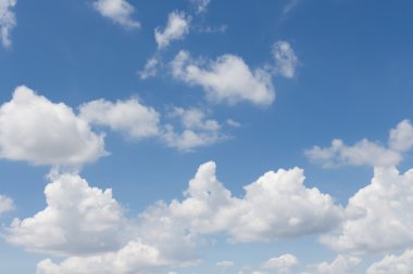Işık mavi bahar gökyüzü bulutlu, arka plan olarak kullanılabilir