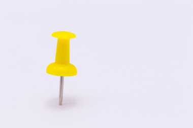 Sarı düğmeli iğne izole edilmiş beyaz arkaplan