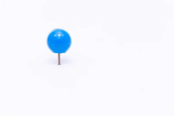 Blauwe Push Pin Geïsoleerde Witte Achtergrond — Stockfoto