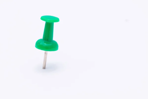 Yeşil itme izole iğne beyaz arka plan